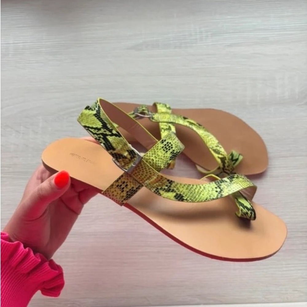 Chic Snakeskin Patterned Sandals - image 2